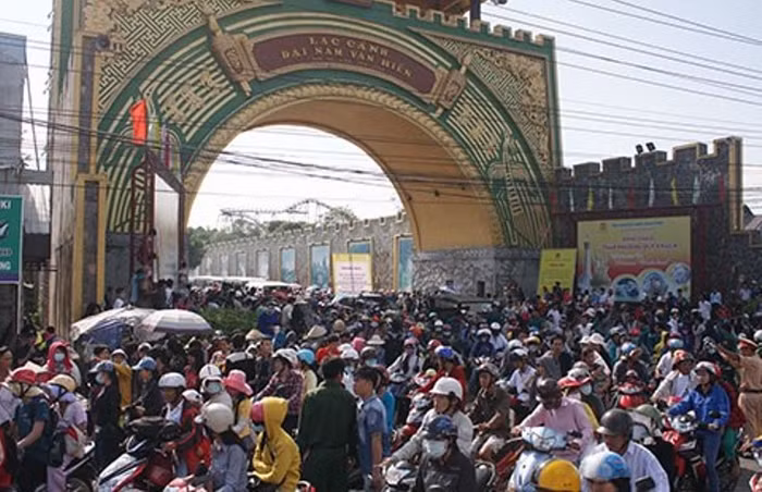 Dòng người đổ về khu du lịch Đại Nam từ sáng tới trưa 9/11. (Ảnh: Văn Ngọc -nguồn TPO) Dòng người đổ về khu du lịch Đại Nam từ sáng tới trưa 9/11. (Ảnh: Văn Ngọc -nguồn TPO)