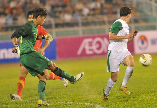 Phút 56, Tấn Trường mắc sai lầm hết sức ngớ ngẩn khi phá bóng lên đúng chân cầu thủ đội bạn... Phút 56, Tấn Trường mắc sai lầm hết sức ngớ ngẩn khi phá bóng lên đúng chân cầu thủ đội bạn...