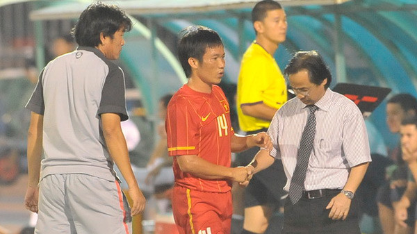 Người vào thay thế tiền vệ này là Cao Sỹ Cường... Người vào thay thế tiền vệ này là Cao Sỹ Cường...