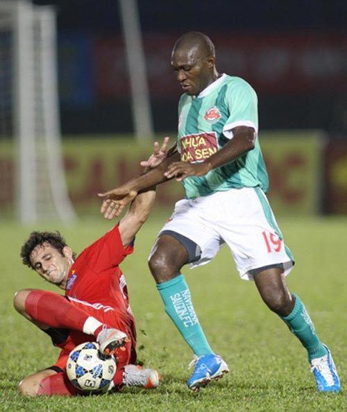 Hôm nay là hạn chót đăng ký tham dự mùa giải 2013 của 28 CLB bóng đá chuyên nghiệp Việt Nam. Tuy nhiên đến chiều nay, BTC giải mới nhận được đăng ký của khoảng một nửa số này. Gần như chắc chắn đến cuối giờ chiều, sẽ không đủ số lượng các đội đăng ký nên BTC giải quyết định chờ thêm 1 tuần nữa.