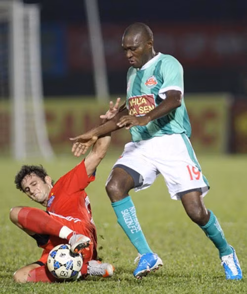 Hôm nay là hạn chót đăng ký tham dự mùa giải 2013 của 28 CLB bóng đá chuyên nghiệp Việt Nam. Tuy nhiên đến chiều nay, BTC giải mới nhận được đăng ký của khoảng một nửa số này. Gần như chắc chắn đến cuối giờ chiều, sẽ không đủ số lượng các đội đăng ký nên BTC giải quyết định chờ thêm 1 tuần nữa.