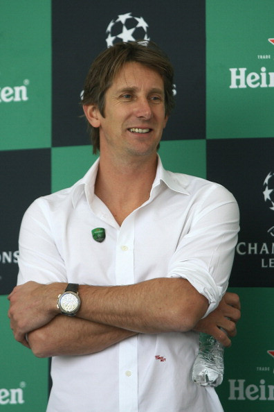 Thủ môn Edwin van der Sar thổ lộ trong cuộc phỏng vấn với tờ Independent rằng anh cảm thấy nhớ bóng đá và hối tiếc vì.. treo găng sớm. Cảm giác này phát sinh khi danh thủ người Hà Lan chứng kiến các đồng đội cũ như Ryan Giggs hay Paul Scholes vẫn xỏ giày ra sân ở trận M.U làm khách của Chelsea cuối tuần này. Thủ môn Edwin van der Sar thổ lộ trong cuộc phỏng vấn với tờ Independent rằng anh cảm thấy nhớ bóng đá và hối tiếc vì.. treo găng sớm. Cảm giác này phát sinh khi danh thủ người Hà Lan chứng kiến các đồng đội cũ như Ryan Giggs hay Paul Scholes vẫn xỏ giày ra sân ở trận M.U làm khách của Chelsea cuối tuần này.