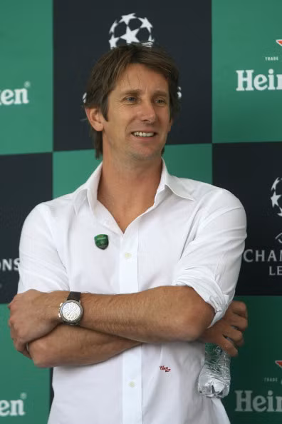 Thủ môn Edwin van der Sar thổ lộ trong cuộc phỏng vấn với tờ Independent rằng anh cảm thấy nhớ bóng đá và hối tiếc vì.. treo găng sớm. Cảm giác này phát sinh khi danh thủ người Hà Lan chứng kiến các đồng đội cũ như Ryan Giggs hay Paul Scholes vẫn xỏ giày ra sân ở trận M.U làm khách của Chelsea cuối tuần này.