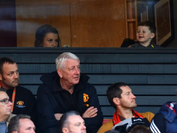 Kai hào hứng khi bố Rooney ghi bàn...