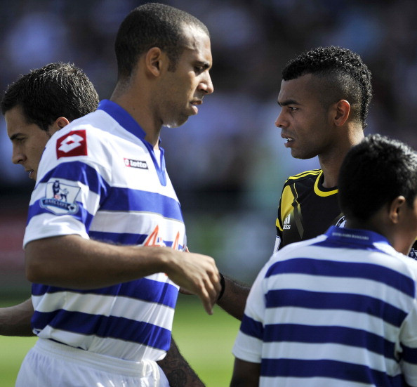 Trước trận đấu tiếp Man United của Chelsea, hậu vệ trái Ashley Cole tuyên bố sẵn sàng chấm dứt mọi hiềm khích bấy lâu với gia đình Ferdinand và sẽ bắt tay Rio Ferdinand cuối tuần này. Trước đó, Cole đã bị Anton Ferdinand từ chối bắt tay trong trận derby London giữa QPR và Chelsea. Trước trận đấu tiếp Man United của Chelsea, hậu vệ trái Ashley Cole tuyên bố sẵn sàng chấm dứt mọi hiềm khích bấy lâu với gia đình Ferdinand và sẽ bắt tay Rio Ferdinand cuối tuần này. Trước đó, Cole đã bị Anton Ferdinand từ chối bắt tay trong trận derby London giữa QPR và Chelsea.