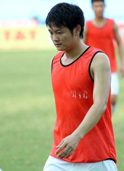 Cuối cùng, tương lai của Văn Quyến ở CLB SLNA cũng được định đoạt. Sau nhiều năm cưu mang nhưng chẳng thu được cái gì, đội bóng xứ Nghệ quyết định không giữ lại Văn Quyến nữa. Trong một thông báo mới nhất của Giám đốc điều hành Hồ Văn Chiêm với Văn Quyến, ông này nói rõ CLB đang chuẩn bị các thủ tục thanh lý hợp đồng và nếu không có gì thay đổi, Quyến sẽ phải ra đi trước mùa giải 2013. Cuối cùng, tương lai của Văn Quyến ở CLB SLNA cũng được định đoạt. Sau nhiều năm cưu mang nhưng chẳng thu được cái gì, đội bóng xứ Nghệ quyết định không giữ lại Văn Quyến nữa. Trong một thông báo mới nhất của Giám đốc điều hành Hồ Văn Chiêm với Văn Quyến, ông này nói rõ CLB đang chuẩn bị các thủ tục thanh lý hợp đồng và nếu không có gì thay đổi, Quyến sẽ phải ra đi trước mùa giải 2013.