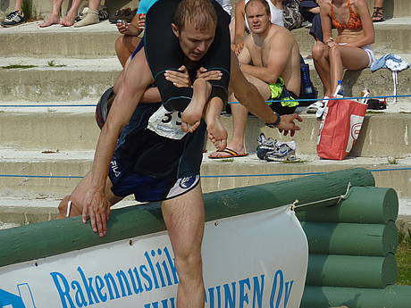 Các thí sinh tham gia phải vượt qua một hàng rào gỗ cao chừng 1m. Các thí sinh tham gia phải vượt qua một hàng rào gỗ cao chừng 1m.