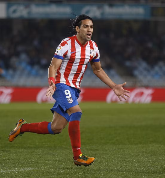 Trước thông tin Man City cũng đang nhảy vào cuộc đua giành chữ ký của Radamel Falcao, Chelsea quyết định mua đứt hợp đồng của tiền đạo này ngay trong mùa Đông tới với giá trị khoảng 48 triệu bảng.