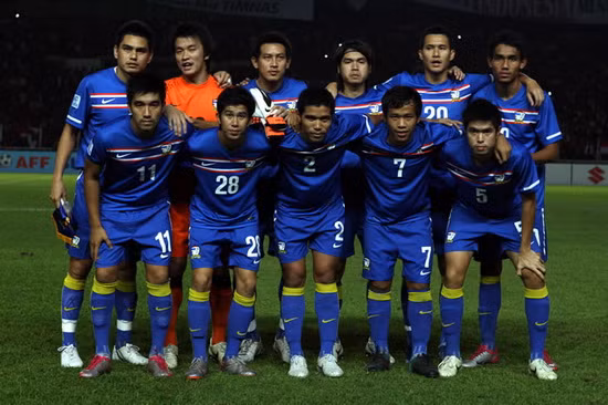 Đội tuyển Thái Lan vừa công bố danh sách sơ bộ 35 cầu thủ chuẩn bị cho AFF Suzuki Cup 2012, đáng chú ý có đến 9 tiền đạo trong bản danh sách này. Trong số 35 cầu thủ được lựa chọn tham gia đấu trường AFF Suzuki Cup 2012 có hai cầu thủ từng khoác áo các CLB Việt Nam. Đó là tiền vệ Datsakorn Thonglao từng chơi bóng 3 năm tại Hoàng Anh Gia Lai trước khi về nước chơi cho CLB Muangthong United và trung vệ kỳ cựu Niweat Siriwong từng thi đấu cho Ngân hàng Đông Á năm 2004, Tiền Giang năm 2006. Ngoài ra, những tên tuổi quen thuộc khác như Surat Sukha, Teerasil Dangda hay thủ môn Sinthaweechai Hathairattanakool (Kosin) đều được triệu tập. Vị trí thủ môn của đội tuyển Thái Lan nhiều khả năng sẽ thuộc về cầu thủ trẻ Kawin Thammasatchanan của CLB Muangthong United. Một cái tên đáng chú ý nữa là cầu thủ người Mỹ gốc Thái Anthony Ampaiphitakwong hiện đang chơi cho Buriram United.