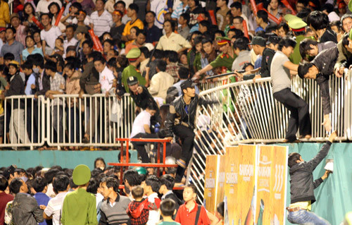 Nhưng lực lượng an ninh không thể ngăn nổi dòng người tiếp tục đổ vào sân... Nhưng lực lượng an ninh không thể ngăn nổi dòng người tiếp tục đổ vào sân...