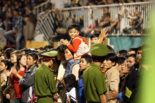 Khán đài đã chật kín... Khán đài đã chật kín...