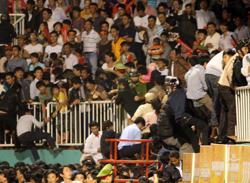 Sức chứa chỉ hơn 12000 chỗ ngồi của sân Pleiku là không đủ để đáp ứng tình yêu bóng đá cuồng nhiệt của người hâm mộ... Sức chứa chỉ hơn 12000 chỗ ngồi của sân Pleiku là không đủ để đáp ứng tình yêu bóng đá cuồng nhiệt của người hâm mộ...