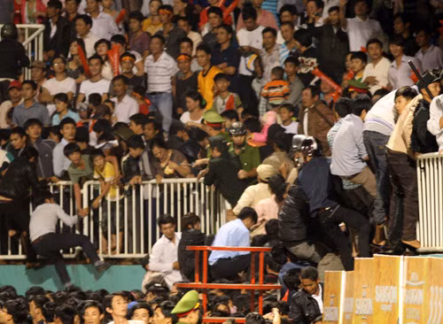 Sức chứa chỉ hơn 12000 chỗ ngồi của sân Pleiku là không đủ để đáp ứng tình yêu bóng đá cuồng nhiệt của người hâm mộ... Sức chứa chỉ hơn 12000 chỗ ngồi của sân Pleiku là không đủ để đáp ứng tình yêu bóng đá cuồng nhiệt của người hâm mộ...