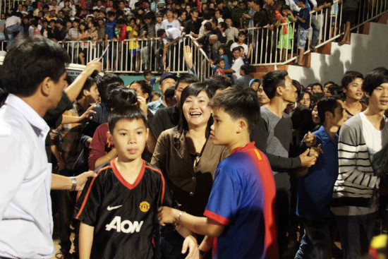 Niềm vui của những cổ động viên chen được vào sân... Niềm vui của những cổ động viên chen được vào sân...