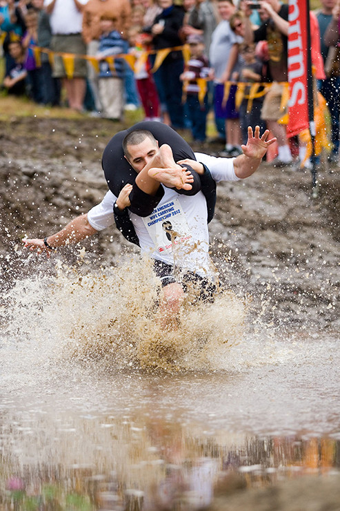 Các thí sinh phải rất khó khăn để vượt qua những chướng ngại vật . Các thí sinh phải rất khó khăn để vượt qua những chướng ngại vật .