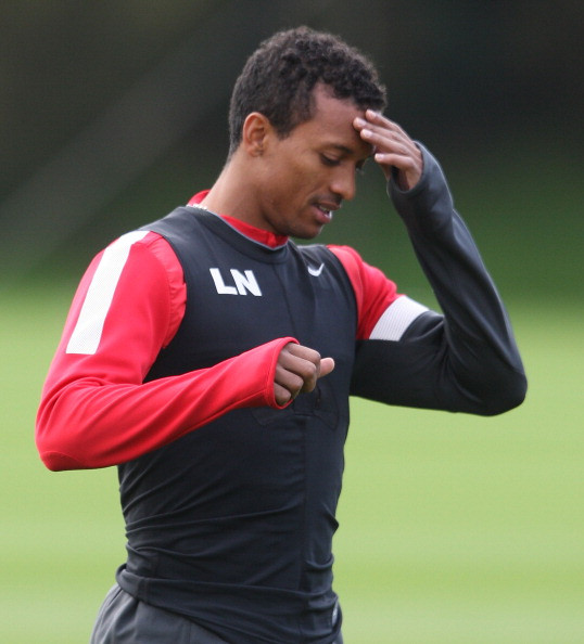 Tiền vệ Nani vẫn đang bày tỏ sự thất vọng khi chưa được ban lãnh đạo Man United xúc tiến gia hạn hợp đồng khi phát biểu: Chỉ có Chúa mới biết tương lai của tôi thế nào. Hiện hai đội bóng của Serie A là AC Milan và Juventus đang rất quan tâm đến tiền vệ người Bồ Đào Nha.