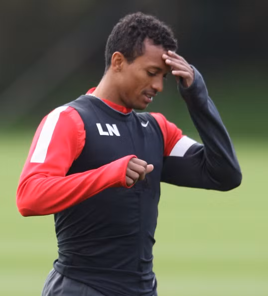 Tiền vệ Nani vẫn đang bày tỏ sự thất vọng khi chưa được ban lãnh đạo Man United xúc tiến gia hạn hợp đồng khi phát biểu: Chỉ có Chúa mới biết tương lai của tôi thế nào. Hiện hai đội bóng của Serie A là AC Milan và Juventus đang rất quan tâm đến tiền vệ người Bồ Đào Nha.