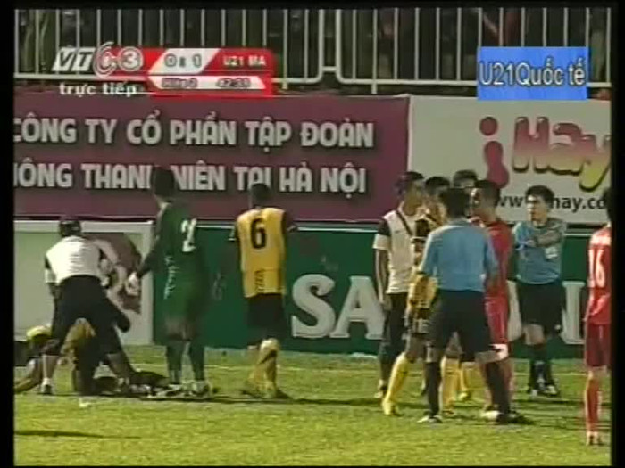 Khán giả trên sân Pleiku tức giận với tình huống ăn vạ câu giờ của đội khách.