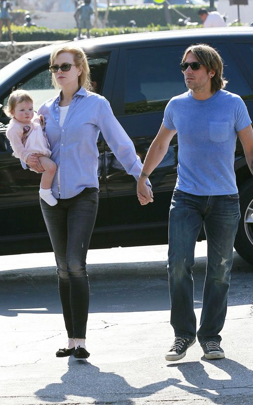 Nữ diễn viên nổi tiếng Nicole Kidman vừa bị bắt gặp tay trong tay với Keith Urban tại Los Angeles để tận hưởng bữa ăn trưa hiếm hoi trong lịch trình dày đặc của mình. Cô cũng đưa cháu gái Faith Margaret theo cùng. Hiện Nicole Kidman đang bận rộn với dự án phim "The Paperboy" với bạn diễn Zac Efron. Nữ diễn viên nổi tiếng Nicole Kidman vừa bị bắt gặp tay trong tay với Keith Urban tại Los Angeles để tận hưởng bữa ăn trưa hiếm hoi trong lịch trình dày đặc của mình. Cô cũng đưa cháu gái Faith Margaret theo cùng. Hiện Nicole Kidman đang bận rộn với dự án phim "The Paperboy" với bạn diễn Zac Efron.