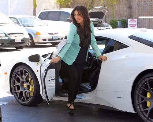 Chiều hôm qua, Kim Kardashian vừa xuất hiện tại trạm xăng ở Sherman Oaks, California để đổ xăng cho chiếc Ferrari mới. Kim Kardashian mặc chiếc áo vest xanh và quần đen. Tuần trước có vẻ là một tuần khá bận rộn của Kim khi cô vừa phải tham dự tuần lễ thời trang của Kanye West, vừa thực hiện loạt ảnh quảng bá cho Midori Liquor.