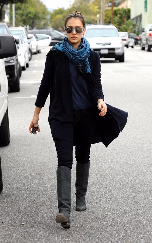 Jessica Alba xuất hiện rất thời trang và phong cách trên đường phố Santa Monica, California chiều thứ Ba. Cô vừa trở về nhà sau chuyến đi Châu Âu để tham dự tuần lễ thời trang Paris. Jessica Alba xuất hiện rất thời trang và phong cách trên đường phố Santa Monica, California chiều thứ Ba. Cô vừa trở về nhà sau chuyến đi Châu Âu để tham dự tuần lễ thời trang Paris.