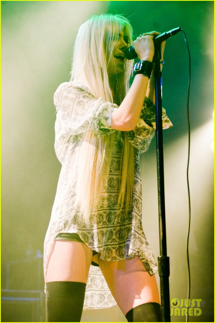 Taylor Momsen biểu diễn hết mình tại concert. Ngoài ra bạn diễn của Taylor trong "Gossip Girl"-Connor Paolo cũng có mặt tại buổi biểu diễn để cổ vũ cho nữ ca sĩ. Taylor Momsen biểu diễn hết mình tại concert. Ngoài ra bạn diễn của Taylor trong "Gossip Girl"-Connor Paolo cũng có mặt tại buổi biểu diễn để cổ vũ cho nữ ca sĩ.