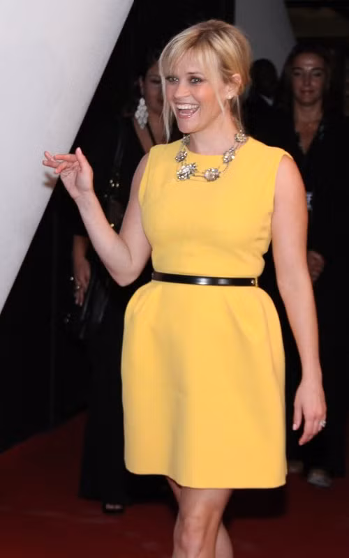 Reese Witherspoon đang bận rộn trong chuyến quảng bá cho phim "This means war" - "Cuộc chiến tình yêu" tại Rio de Janeiro, Brazil hôm 8/3. Nữ diễn viên trông tươi tắn và xinh đẹp trong bộ váy màu vàng. Bộ phim "This means war" hiện đang được chiếu tại các rạp ở Việt Nam và rất được khán giả yêu thích.