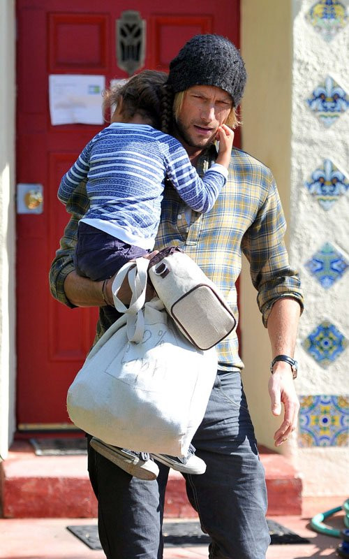 Gabriel Aubry vừa "thoát khỏi" án phạt không được lại gần con gái Nahla sau khi vú nuôi kiện anh ra tòa vì tội gây nguy hiểm cho Nahla. Vợ cũ Halle Berry vẫn đang cố đòi quyền đưa con gái sang Pháp, nơi cô đang sống cùng bạn trai Olivier Martinez.