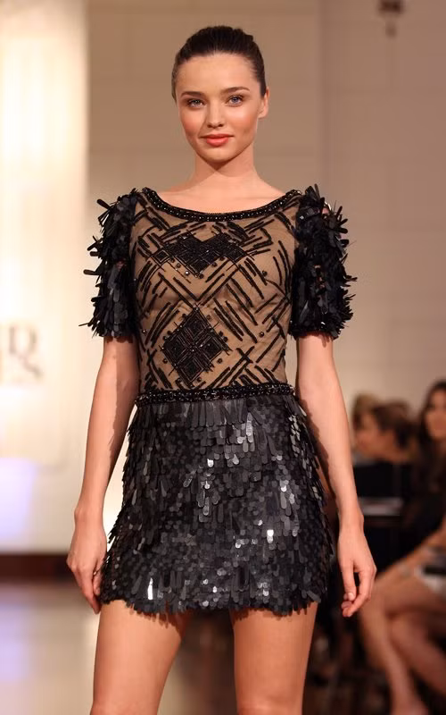 Miranda Kerr tự tin khoe dáng trên sàn catwalk tại Sydney, Úc hôm 15/2. Cô diện bộ sưu tập thu đông 2012 của nhà thiết kế Kirrily Johnston.