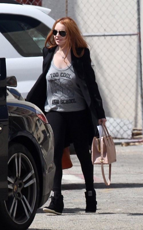 Sau vụ bị buộc tội đâm người rồi bỏ đi, Lindsay Lohan vừa lên tiếng phủ nhận việc làm sai trái của mình. Nữ ca sĩ nói: "Tối qua tôi đã tham dự tiệc sinh nhật của một người bạn. Sau đó tôi không hề đâm ai, thậm chí đám phóng viên còn làm tôi hoảng sợ. Những lời buộc tội sai sự thật đó thật quá vô lý! Tất cả đều là nói dối."