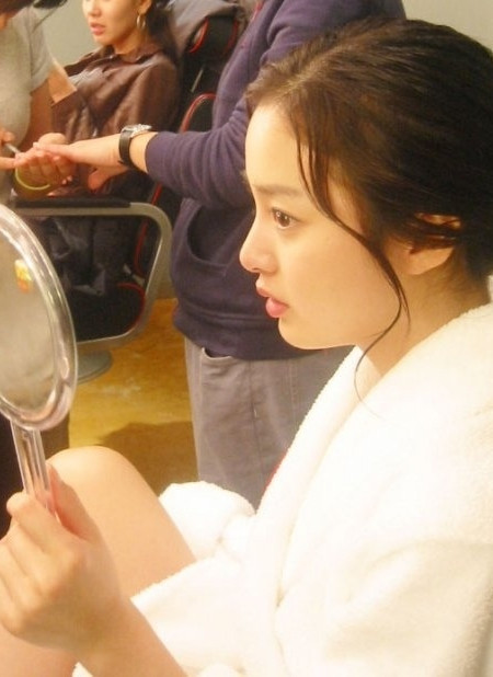 Kim Tae Hee luôn luôn xinh đẹp dù chụp ảnh ở góc độ nào.