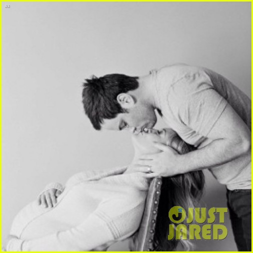 Hilary Duff chia sẻ hình ảnh mới trên Twitter của mình. Trong ảnh, Hilary đặt tay lên bụng bầu và ngửa cổ ra sau để hôn chồng Mike Comrie. Đây là hình ảnh cô vừa thực hiện hôm 17/2 tại một studio ở Los Angeles. Cô cũng để lại lời nhắn: "Rất vui vì mọi người thích bức ảnh mới này! Yêu các bạn rất nhiều". Hilary Duff chia sẻ hình ảnh mới trên Twitter của mình. Trong ảnh, Hilary đặt tay lên bụng bầu và ngửa cổ ra sau để hôn chồng Mike Comrie. Đây là hình ảnh cô vừa thực hiện hôm 17/2 tại một studio ở Los Angeles. Cô cũng để lại lời nhắn: "Rất vui vì mọi người thích bức ảnh mới này! Yêu các bạn rất nhiều".