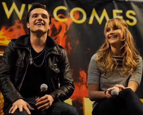 Tối thứ Sáu, Dàn diễn viên của "The Hung Games" gồm Jennifer Lawrence (phải) và Josh Hutcherson (trái) vừa dừng chân tại địa điểm cuối cùng Bloomington, Minnesota trong hành trình dài của một tuần quảng bá phim.