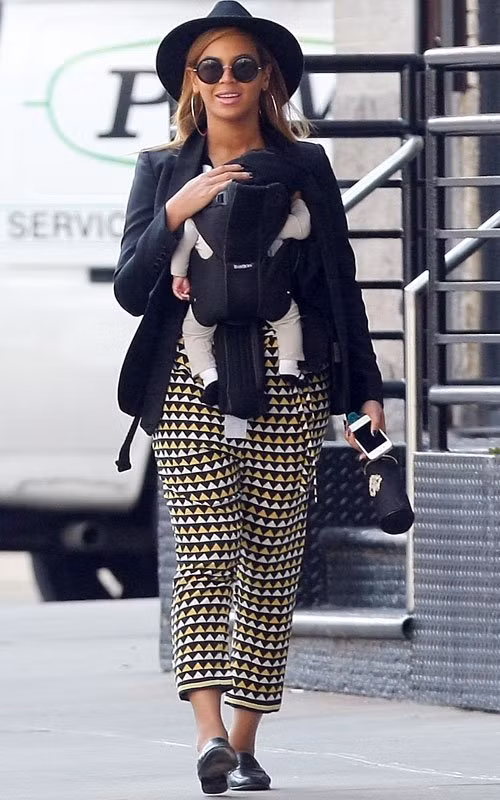 Hôm 12/3, Beyoncé vừa có một ngày thư giãn cùng con gái Blue Ivy Carter và mẹ Tina Knowles của mình. Beyoncé đeo con gái ở trước ngực và đi giầy đế bằng thay vì những đôi guốc cao gót quen thuộc. Ngày trước đó, Beyoncé vừa có mặt tại concert của chồng Jay-Z.