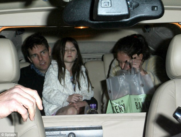 Đón sinh nhật lần thứ 6 của mình, biểu tượng thời trang nhí bé Suri đã có một ngày vui vẻ với ba mẹ. Suri rất được bố cưng chiều. Suốt buổi tối cô bé được bố - diễn viên chính của Nhiệm vụ bất khả thi, Tom Cruise bao bọc rất lỹ lưỡng.