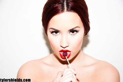 Bằng loạt ảnh mới trên Tyler Shields, Demi Lovato xóa tan hình tượng cũ của cô gái đến từ Disney để thay vào đó là biểu tượng hoàn toàn gợi cảm. (Ngắm bộ ảnh trưởng thành của Demi Lovato)