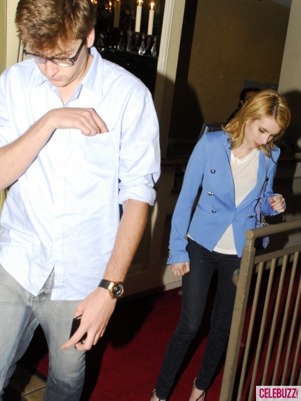 Vừa chia tay "bồ" cũ Chord Overstreet, Emma Roberts của "Scream 4" đã bị paparazzi "chộp" được hình ảnh đang hẹn hò bí mật với "tình mới". Theo tờ London Daily Mail, bạn trai mới bí mật của cô nàng là Kasper Hogan.