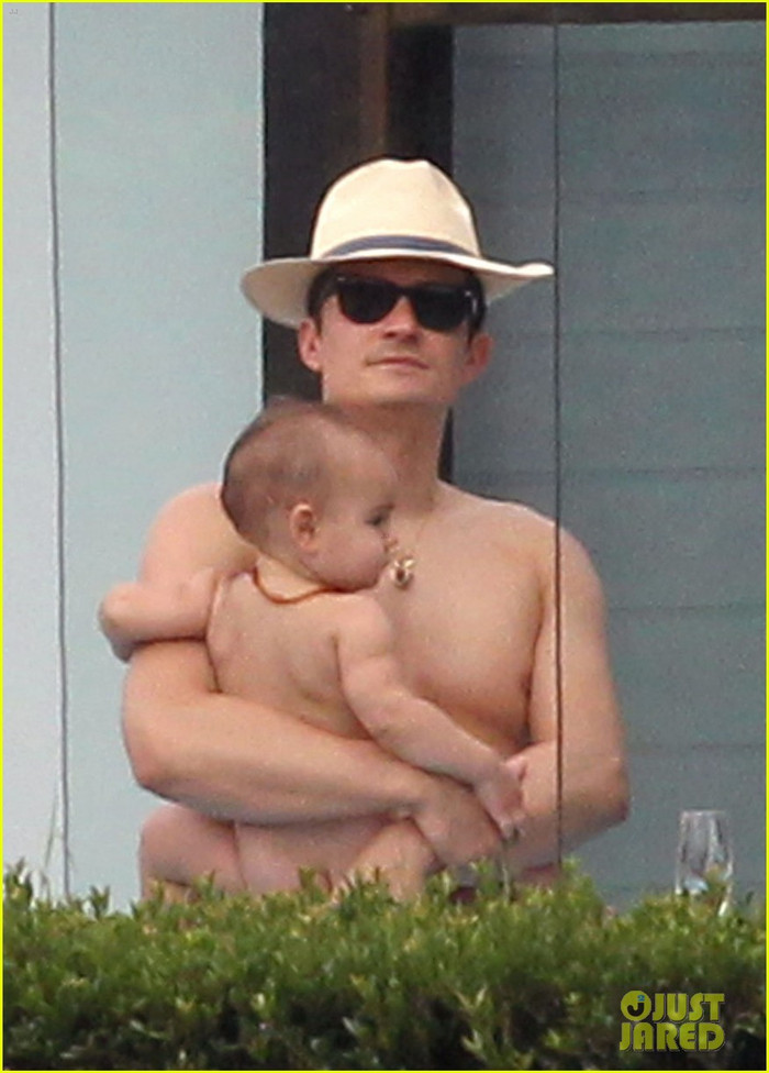 Orlando Bloom phải bồng bế đứa con 1 tuổi, Orlando Bloom phải bồng bế đứa con 1 tuổi,