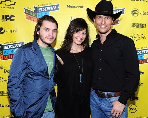 Emile Hirsch (ngoài cùng bên trái) và Gina Gershon cũng có mặt trong sự kiện này. Emile Hirsch (ngoài cùng bên trái) và Gina Gershon cũng có mặt trong sự kiện này.