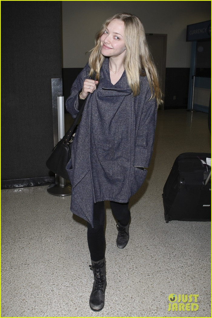 Amanda Seyfried vừa đặt chân xuống sân bay quốc tế Los Angeles hôm 17/3. Nữ diễn viên cười tươi trước ống kính phóng viên trên đường đi ra chỗ đậu ô tô. Amanda Seyfried vừa đặt chân xuống sân bay quốc tế Los Angeles hôm 17/3. Nữ diễn viên cười tươi trước ống kính phóng viên trên đường đi ra chỗ đậu ô tô.