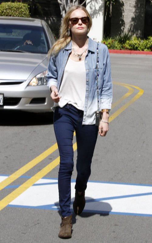 Kate Bosworth vừa xuất hiện vô cùng phong cách và ấn tượng với thời trang quần bò và áo giả bò bên ngoài áo phông trắng hôm 14/3.