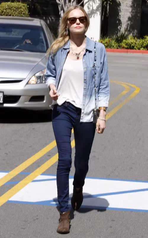 Kate Bosworth vừa xuất hiện vô cùng phong cách và ấn tượng với thời trang quần bò và áo giả bò bên ngoài áo phông trắng hôm 14/3.