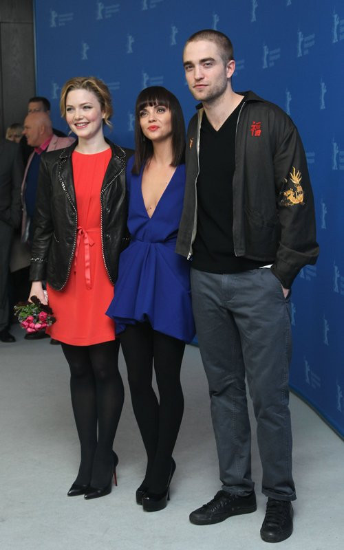 Robert Pattinson tham dự buổi giới thiệu phim "Bel Ami" tại Berlin, Đức với kiểu đầu mới... cạo trọc lốc. Robert Pattinson tham dự buổi giới thiệu phim "Bel Ami" tại Berlin, Đức với kiểu đầu mới... cạo trọc lốc.