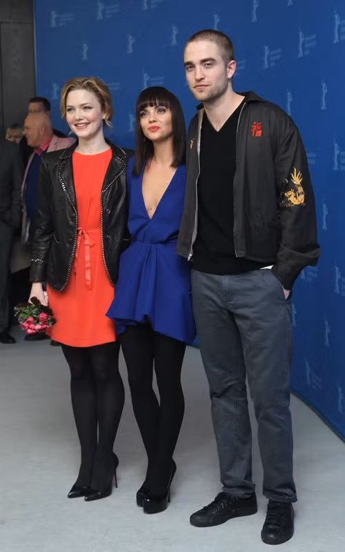 Robert Pattinson tham dự buổi giới thiệu phim "Bel Ami" tại Berlin, Đức với kiểu đầu mới... cạo trọc lốc. Robert Pattinson tham dự buổi giới thiệu phim "Bel Ami" tại Berlin, Đức với kiểu đầu mới... cạo trọc lốc.