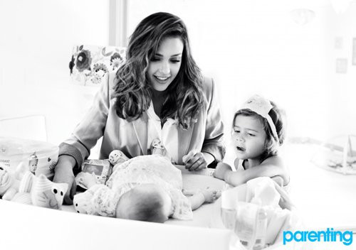 Jessica Alba xinh đẹp như thiên thần đang nhẹ nhàng chăm sóc con thơ.