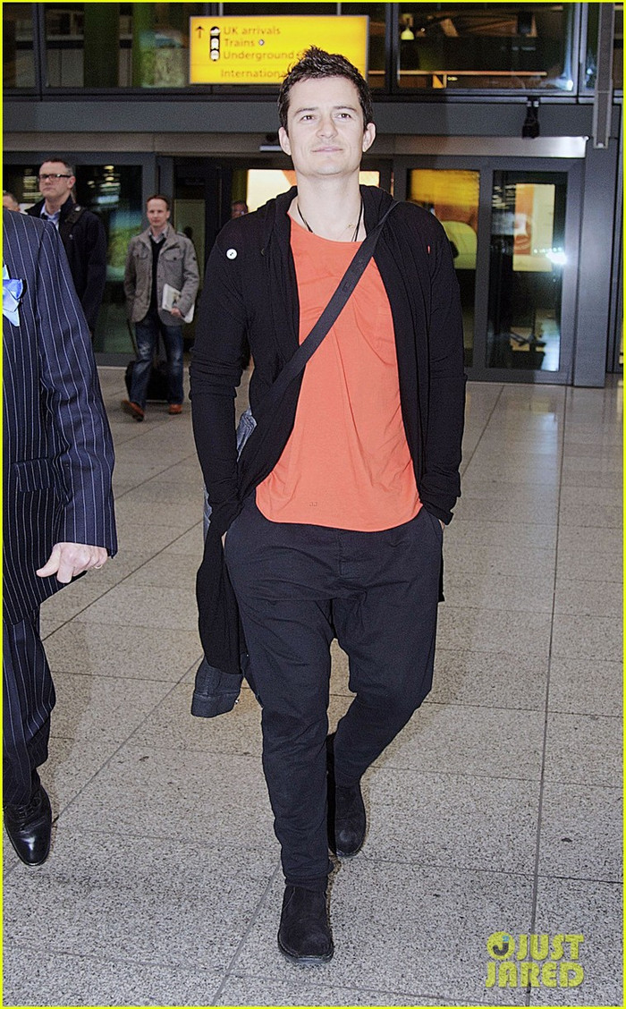 Orlando Bloom vừa bị bắt gặp tại sân bay Healthrow, Luân Đôn-Anh hôm 7/3. Trước đó mấy ngày, nam diễn viên 35 tuổi vừa rời Los Angeles cùng với con trai Flynn. Được biết, Orlando Bloom sẽ tham gia dự án phim mới "Zulu" cùng Djimon Hounson.