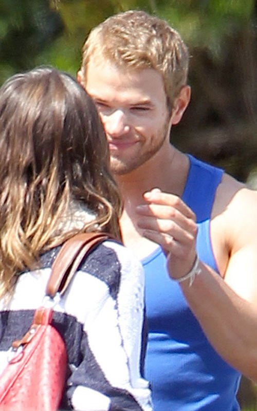 Cặp đôi Kellan Lutz và Sharni Vinson bị bắt gặp đang rất tình tứ với nhau ở Venice, California hôm 14/3.