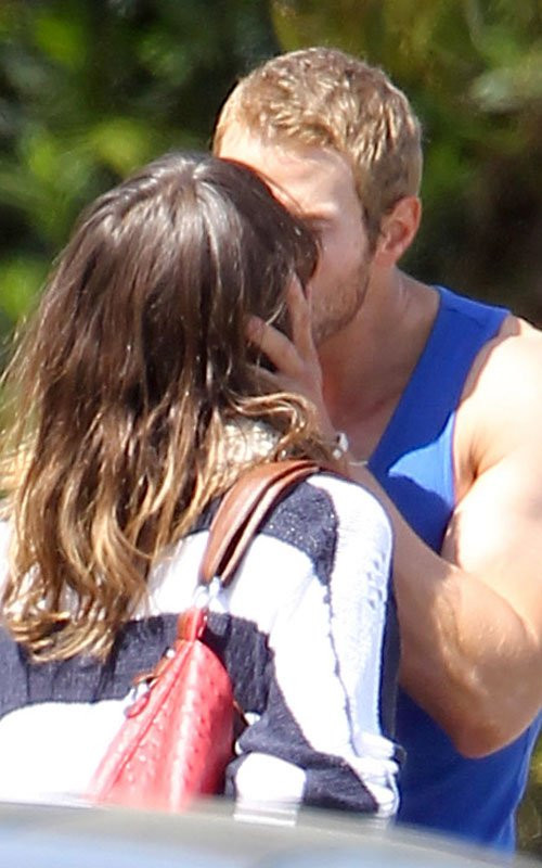 Sau đó nam diễn viên của "Chạng vạng", Kellan Lutz ngọt ngào "mi" cô bạn gái Sharni Vinson.