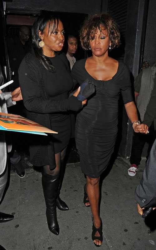 Tối ngày 9/2, những hình ảnh của Whitney Houston đi đến câu lạc bộ đêm Tru Hollywood còn lan truyền trên khắp các mặt báo. Rất dễ để nhận ra rằng lúc này trông Whitney Houston thực sự khá mệt mỏi và căng thẳng. Nhưng không ai ngờ rằng đây chính là những hình ảnh cuối cùng của cố nghệ sĩ.