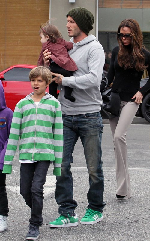 Cả gia đình Beckham đang hướng đến nhà hàng mì Tsujita Artisan. Sau đó họ đi tới các cửa hàng trong khu vực để mua sắm quần áo. Cả gia đình Beckham đang hướng đến nhà hàng mì Tsujita Artisan. Sau đó họ đi tới các cửa hàng trong khu vực để mua sắm quần áo.